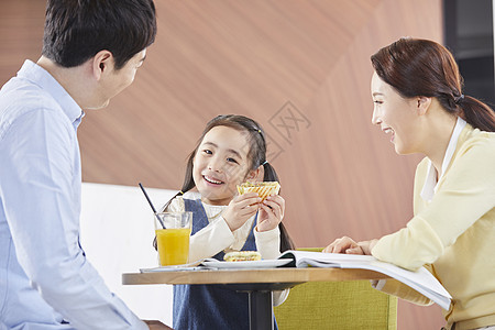 在餐厅吃美食的快乐一家人图片