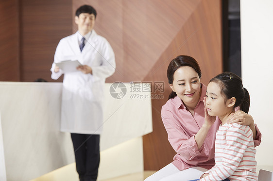 爸爸带女儿去儿童医院看病图片