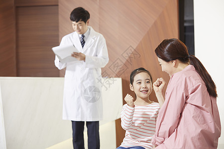 爸爸带女儿去儿童医院看病图片