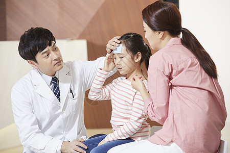 儿童去医院看病图片素材