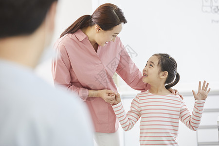 妈妈带女儿来医院做检查图片