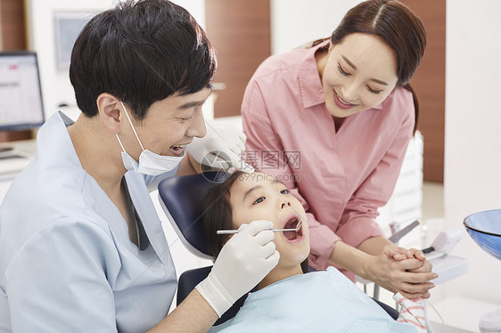 牙科医生与小患者图片