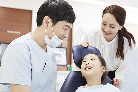 牙科医生与小患者图片