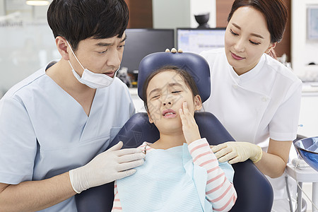 医务人员小女孩牙疼做手术背景