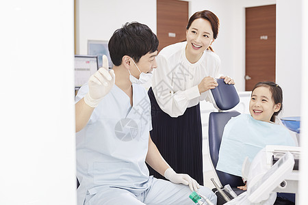 牙科诊所的医生与病患图片