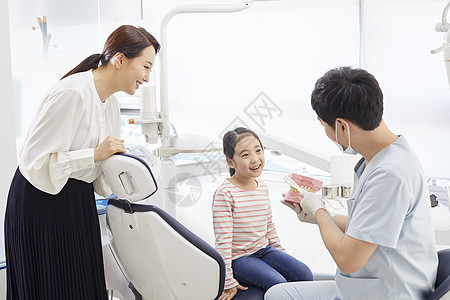 小女孩学习牙齿保护知识图片
