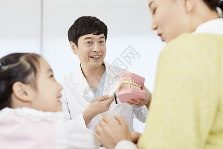 医院医生嘱咐小女孩健康护牙图片