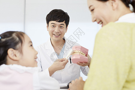 医院医生嘱咐小女孩健康护牙图片