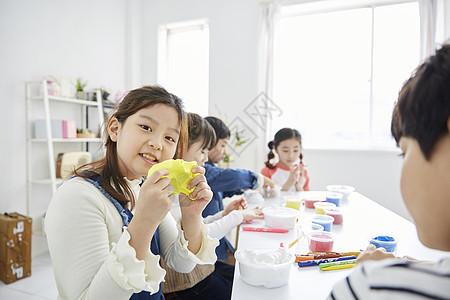 制作粘土模型的可爱小朋友们图片