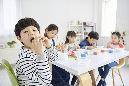 制作粘土模型的可爱小朋友们图片