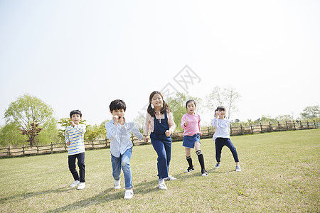 公园里跑步玩耍的孩子们图片