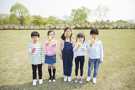 公园里拿着泡泡机的孩子们图片