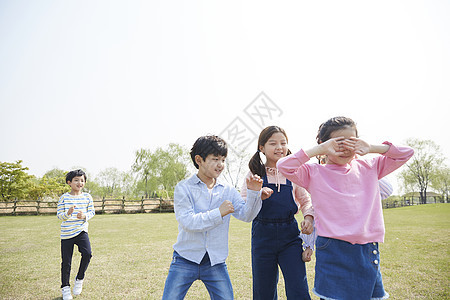 公园里玩耍开心的孩子们图片