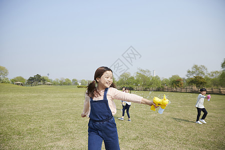 拿着泡泡机开心的小女孩图片