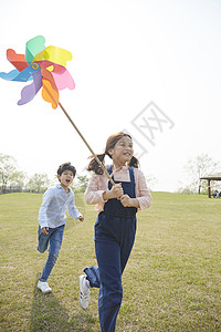 拿着风车奔跑的小女孩图片