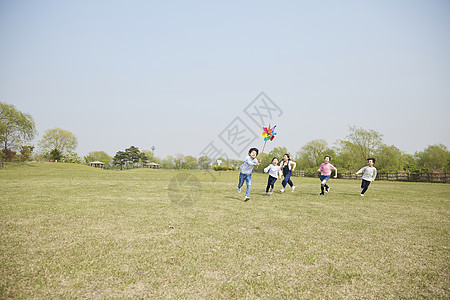 孩子跑公园里奔跑的孩子们背景