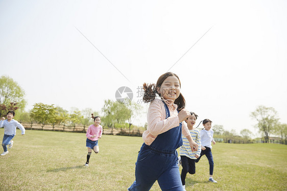 公园里奔跑的孩子们图片