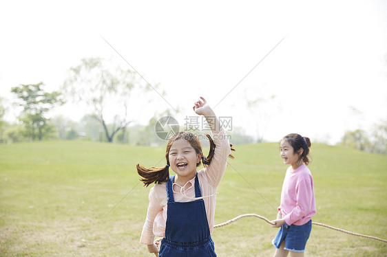 举起手开心的小女孩图片