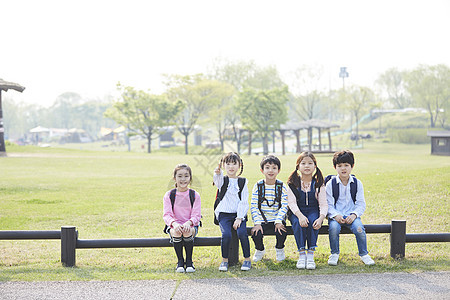 跟好朋友一起在公园玩耍图片素材
