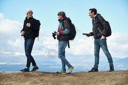 男子男3人徒步旅行的外国人观点图片