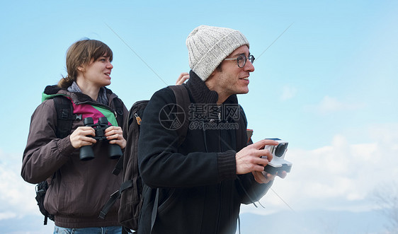 日本男两个人徒步旅行的外国人观点图片