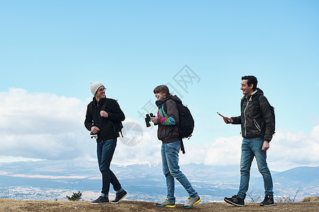 男人们女人蓝蓝的天空徒步旅行的外国人观点图片