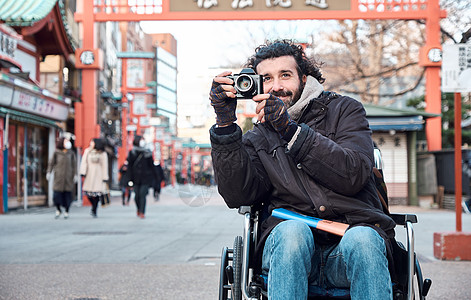 拍照浅草协会成员在轮椅旅行的人图片