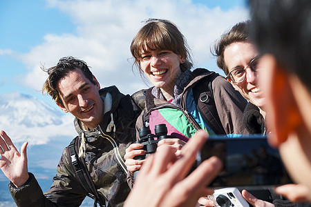 观光欧洲人指引富士山徒步旅行者外国人纪念照片图片