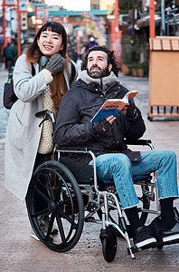 情侣女男子在轮椅旅行的人图片