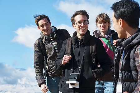 观光客看资讯富士山徒步旅行者图片