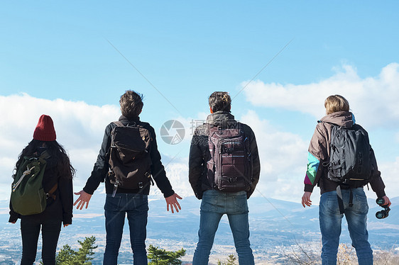 四个人入境徒步旅行富士山观看外国人图片