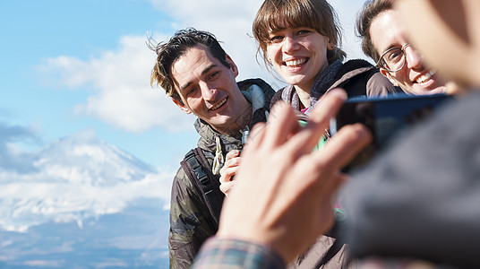 户外观光客导游富士山徒步旅行者外国人纪念照片图片