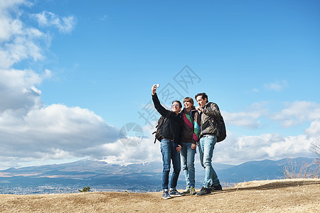 愉快蓝天远足富士山带外国人图片