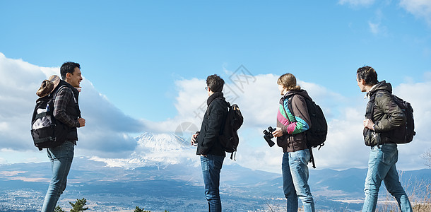 蓝蓝的天空男人们资讯富士山观看外国人图片