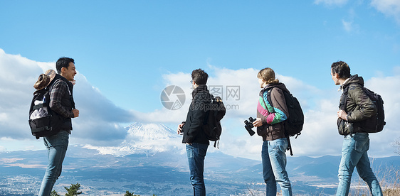 蓝蓝的天空男人们资讯富士山观看外国人图片