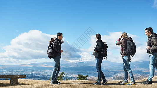 男人青春入境富士山观看外国人图片