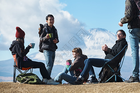 日本旅游业背包客富士山观看外国人图片