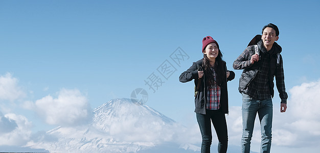 观光男营地富士山视图徒步旅行夫妇图片