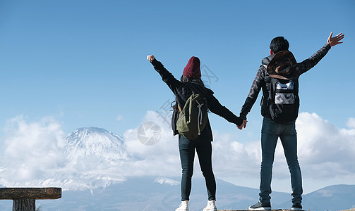 约会女士预期富士山视图徒步旅行夫妇图片