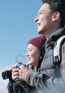 人物高兴营地富士山视图徒步旅行夫妇图片