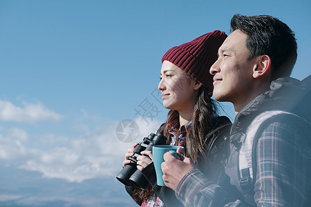 蓝蓝的天空生活快乐富士山视图徒步旅行夫妇图片