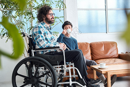 全身起居室商务人士坐轮椅的人图片