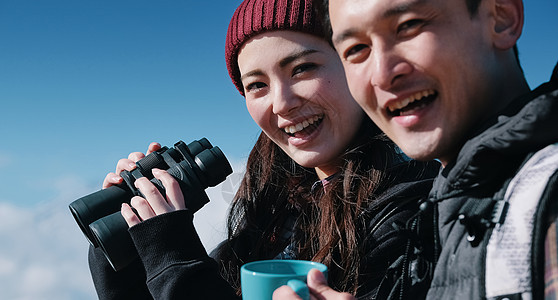 约会胸像蓝天富士山视图徒步旅行夫妇图片