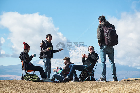 年轻男女户外旅行图片