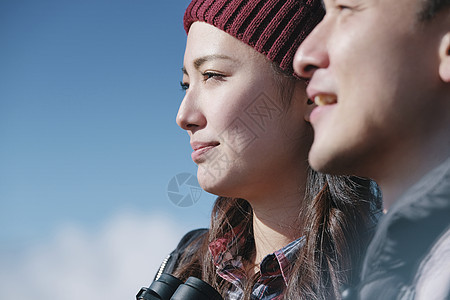 休闲男女生富士山视图徒步旅行夫妇图片