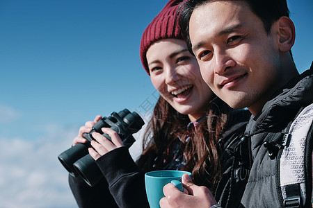 休假女营地富士山视图徒步旅行夫妇图片