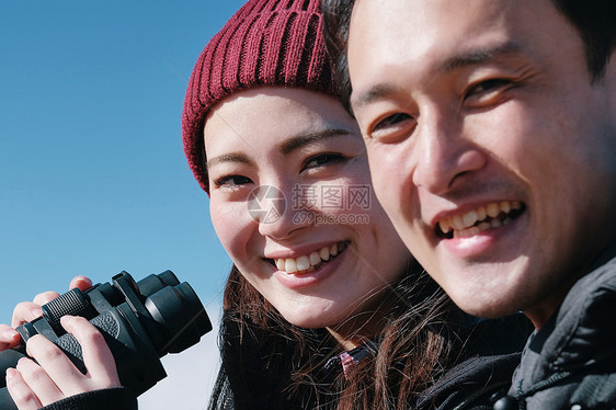 看旅途双筒望远镜富士山视图徒步旅行夫妇图片