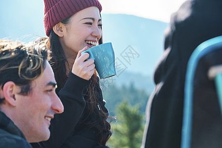 女孩上半身露营异形徒步旅行休息图片