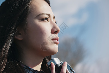 摄影机女人室外女相机拍摄肖像图片