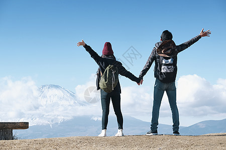 复制空间女孩女士富士山视图徒步旅行夫妇图片